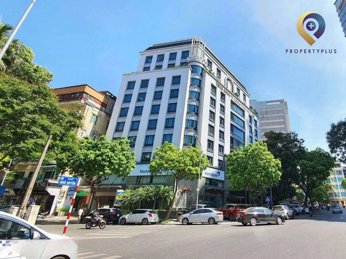Tòa nhà Vinafood-1 nổi bật với thiết kế hiện đại tại trung tâm Hà Nội.